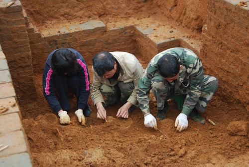 江西发现1800年前墓葬群 出土大量陶器和青瓷器