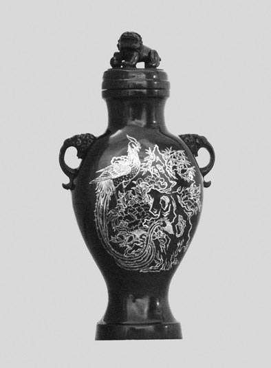 潍坊嵌银抱月瓶。