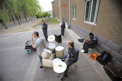 昨日，延庆监狱，由服刑人员组建的乐队正在排练。本版图片/新京报记者 王贵彬 摄