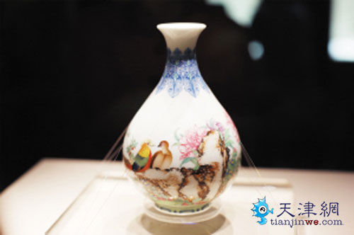 清乾隆款珐琅彩芍药雉鸡纹玉壶春瓶。
