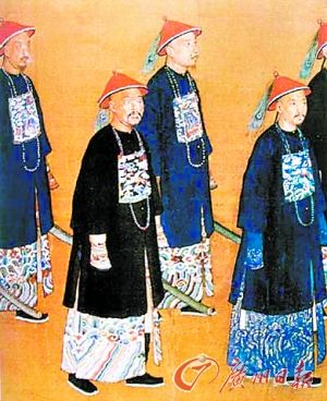 清朝官员着补服上朝。