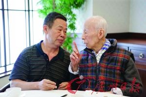 罗林竹与饶宗颐先生在一起。
