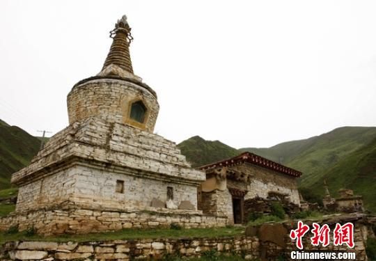 色达县杨各乡发现的古代碉楼。（摄影：根秋多吉）
