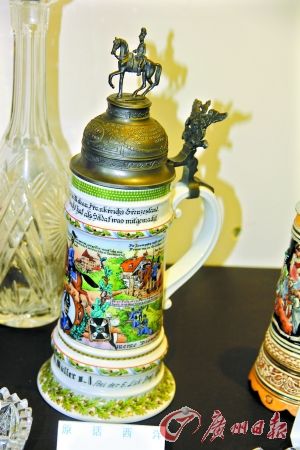 还有雕花挂钟、法国陶瓷“官窑”产的啤酒瓶，都显示着那个时期中西技术的距离。看到东西品相不错，朋友便介绍徐澄川和巨星成龙联系上，成龙还借来在最新大片《十二生肖》中作道具。