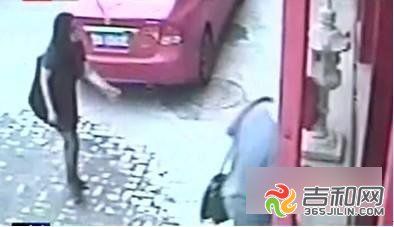 盗窃者一男一女。视频截图