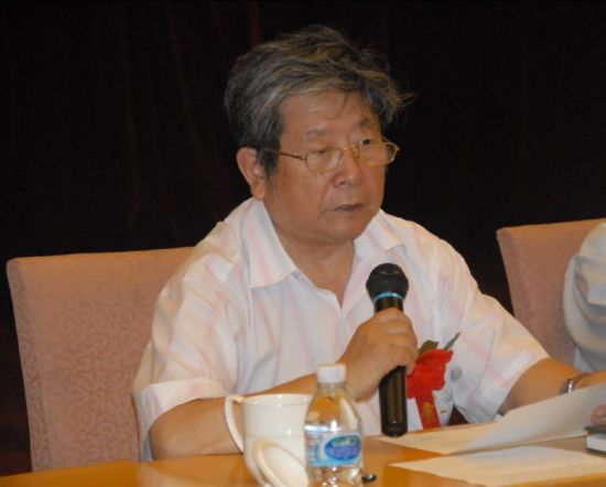 华夏文化遗产中国画院院长于志学在成立仪式上致辞。