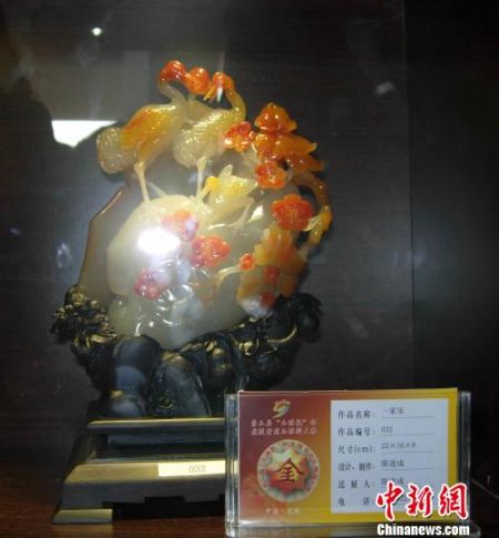 众多玉雕师云南龙陵竞技助推产业发展