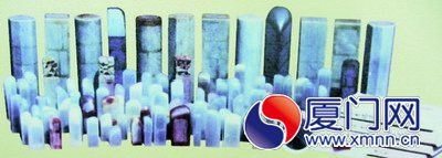 微雕作品《毛泽东选集》，刻了百万字。