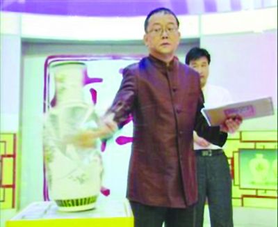 王刚被指在电视节目中砸毁多件文物珍品