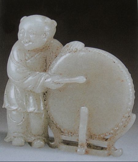 清白玉击鼓童子 高7.2（引自《古董速查手册-玉器》）