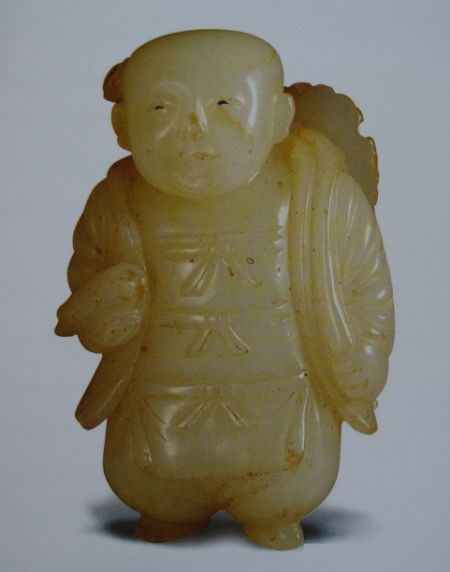 明白玉持荷童子佩 高5.7cm（引自《上海出土唐宋元明清玉器》）