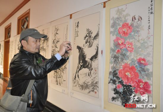 湖南知名花鸟画家王国勋创作的作品《玉容香艳》在巡回展上展出。
