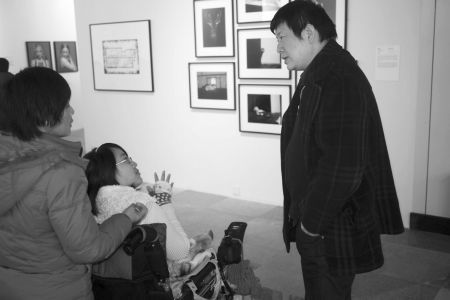 坐着轮椅逛画展 英国制造展来了特殊观众(图)