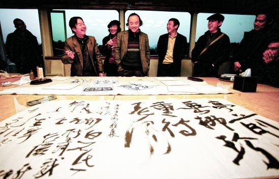 杭州书法名家泛舟西湖 重现写九习俗