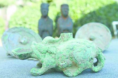 焦作一座西晋墓葬发现铜瑞兽砚滴