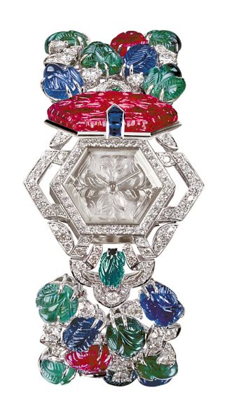 卡地亚Mille et une heures 系列tutti frutti风格神秘腕表，腕表仿若包裹在绚丽多彩的纱丽之中，饰以红宝石、祖母绿和蓝宝石的tutti frutti（水果锦囊）风格的三部曲。