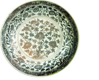 明洪武釉里红花卉纹盘 南京博物院藏 