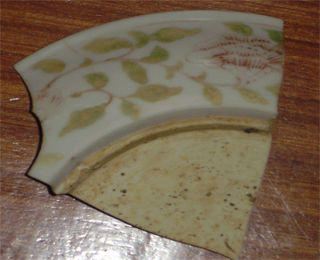 景德镇明代御厂遗址出土红绿彩盘残片 景德镇陶瓷考古研究所藏