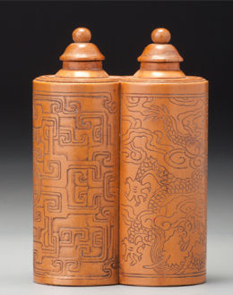 清 竹黄刻龙纹双连手卷形鼻烟壶 144万港币 2010年香港邦瀚斯秋拍