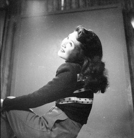 1950年在上海，周海婴为言慧珠 拍摄的肖像照。言慧珠为著名京剧旦角女演员，这张照片让人们看到她褪去戏服后的另一种美丽。