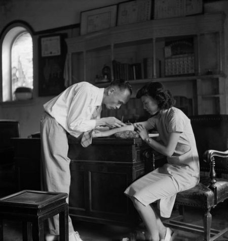 这张打针照片拍摄于1949年的上海，周海婴喜欢用镜头抓取关键性瞬间。1956年以后，他的摄影题材上更偏重孩子、家庭。