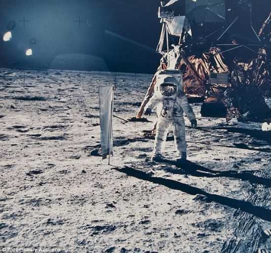 1969年7月第一次登陆月球时，尼尔-阿姆斯壮为巴兹-奥尔德林拍摄了这幅照片。当时，奥尔德林刚刚安装完太阳风实验装置。这一装置是早期阿波罗科学实验包的一部分