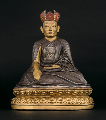 西藏16-17世纪 银质红帽五世夏玛巴像(面部泥金) 成交价：RMB 5060000
