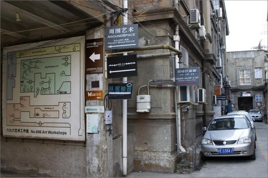 2号楼下挂着李云飞画的园区地图，几乎每个第一次来696的人都要抬头望一望。
