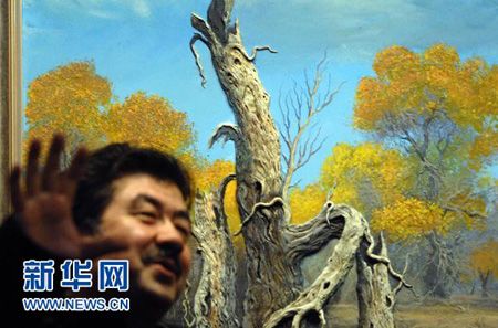 一位参观者在乌鲁木齐市博物馆观看新疆沙粒画。(新华社记者 江文耀 摄)