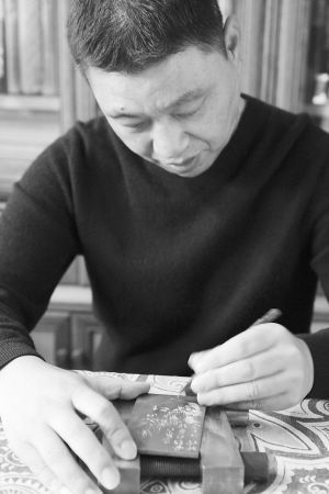 铜刻大师吴蘅：宁走羊肠小道