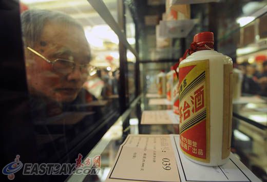 图片说明：市民仔细查看展示中的茅台酒。