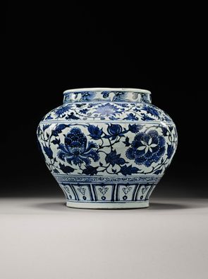  青花牡丹纹盖罐 261.725万英镑 2010年伦敦苏富比秋拍