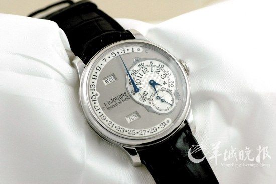 　FP Journey儒勒的年历表，具有月份、星期显示窗和飞返日历功能。采用Pt950铂金表壳和K金机芯夹板制作。