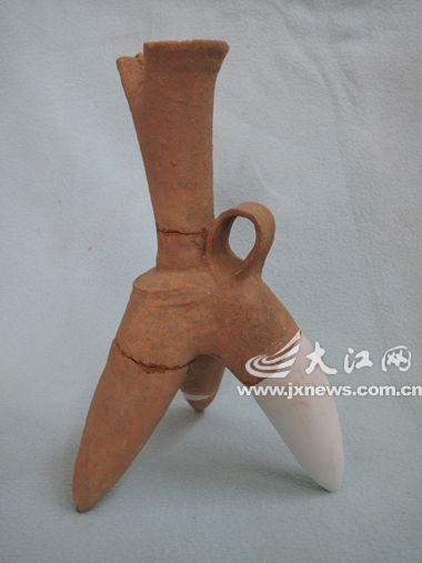 江西靖安老虎墩彩陶填补考古空白