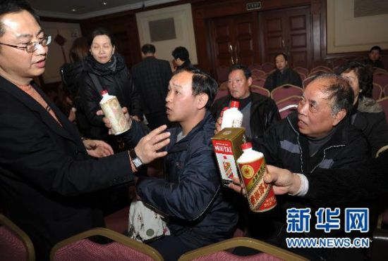 3月6日，市民争相请上海国际商品拍卖行专家鉴定自己带来的陈年茅台酒。新华社发