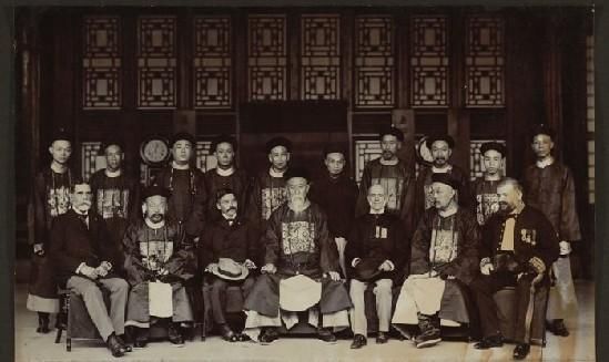 一九○五年福建将军崇善（中）会见外国使节