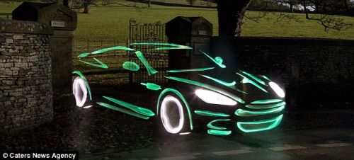 英男子用LED钥匙环画出光速汽车(图)
