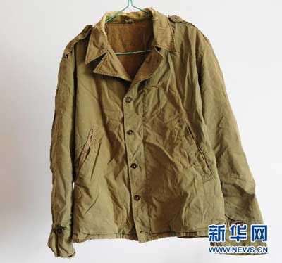 魏振基老人在海军服役时穿过的衣服（3月9日摄）。新华社记者 程敏 摄
