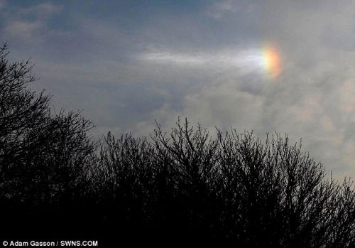 英国摄影师拍到罕见冰彩虹  酷似UFO(图)