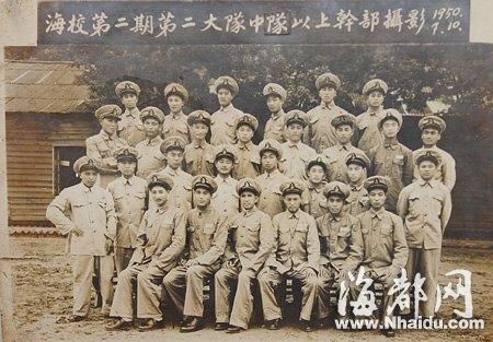 解放后在海军学校任教的魏振基（第三排左三）