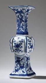 明天启 米万钟制青花洞石花卉出戟觚 1232万元 2010年北京保利秋拍