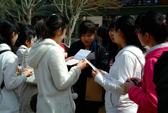 征集现场陆续出现了很多参与者。