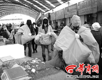 头顶丝袜的艺术家去发菜，引来菜市场一片笑声 本报记者 王智 摄