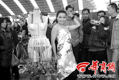 刺绣和蔬菜服装哪个漂亮 本报记者 王智 摄