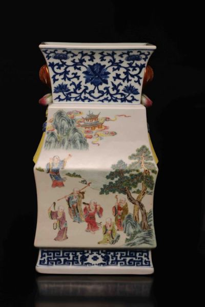 青花勾莲粉彩十八罗汉图福寿耳扁方瓶