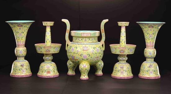 黄地粉彩缠枝莲纹八宝五供