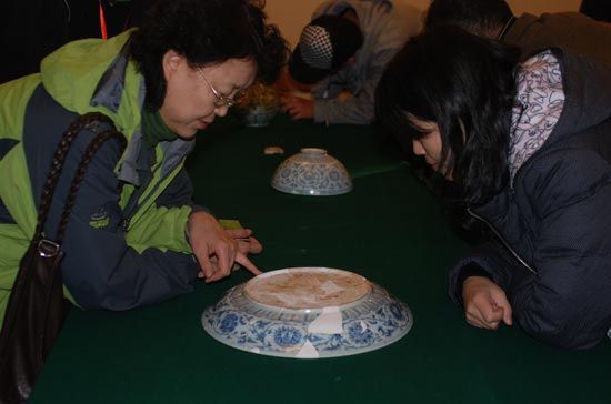 与会学者观察出土于景德镇地区的洪武青花瓷