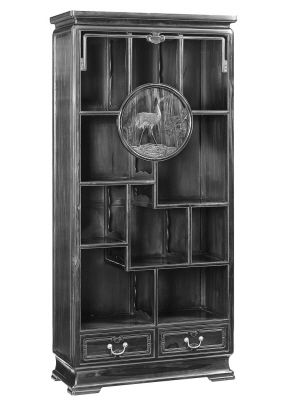 这件即将展出的“翎檀”博古柜上方云蝠纹镶嵌其中，中间部分南宋牧溪的《万岁竹 千年鹤》木雕圆框将五个格子连为一体，方与圆的结合，不仅暗示天圆地方的哲学思想，还产生整体与局部的和谐之美。（资料图片）