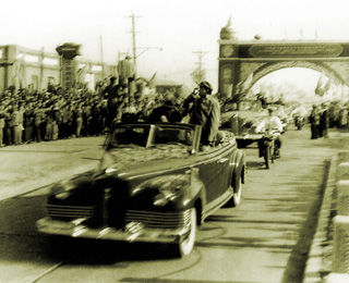 毛泽东陪同伏罗希洛夫通过北京永定门