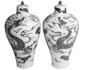 鸭蛋青釉青花梅瓶(对)。元青花瓷器多数施白釉或青白釉，施鸭蛋青釉比较少见。该器青花发色艳丽，铁锈斑历历在目，一条行龙张牙舞爪。